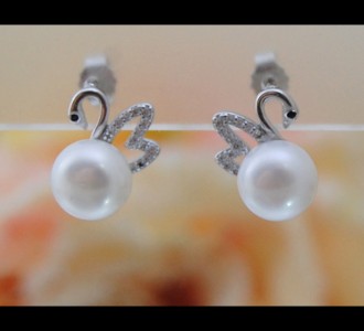 Сребърни обеци *Лебед* от бели естествени перли 