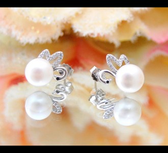 Сребърни обеци *Лебед* от бели естествени перли 
