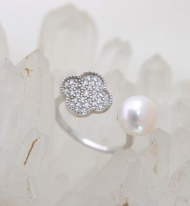 Сребърен пръстен * На слуки* от естествени бели перли 