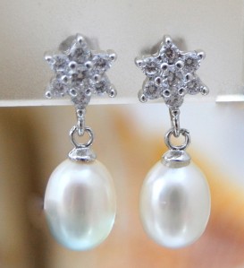 Обeци *Цвете* от естествени бели перли и циркони, клас АА, сребро 925 