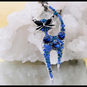 Красива брошка  *Котка * със сини кристали 