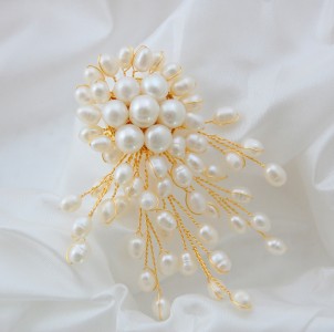 Брошка *Сватбен аксесоар* от естествени бели перли  