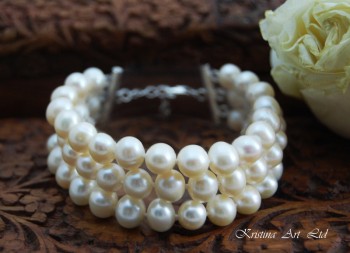 Триредова гривна *Вълшебни мигове*от естествени бели перли  
