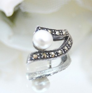 Сребърни обеци, медальон и пръстен с марказити с естествени перли 
