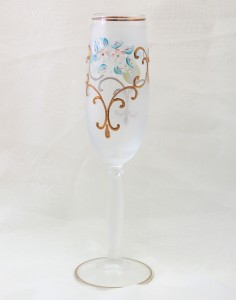 Сервиз с релефна декорация върху чаши за шампанско  