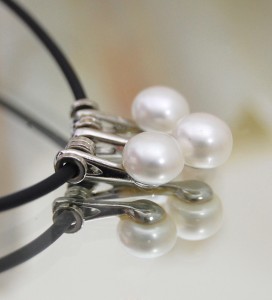 Колие  от три естествени бели перли  