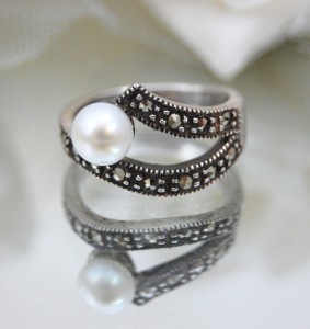 Сребърни обеци, медальон и пръстен с марказити с естествени перли 