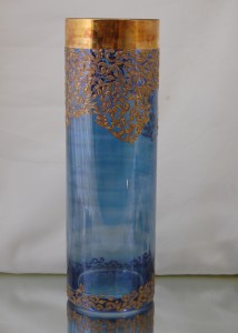 Старинна ваза M211 с релефна декорация върху цветен кристал 