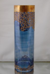 Старинна ваза M211 с релефна декорация върху цветен кристал 