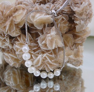 ХИТ модел  гривна  с бели естествени перли, регулируема дължина. 